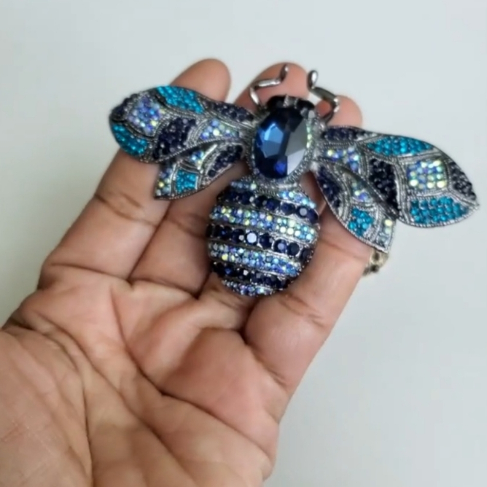 Large Oversized Rhinestone Bee Brooch - Picture 3 of 6